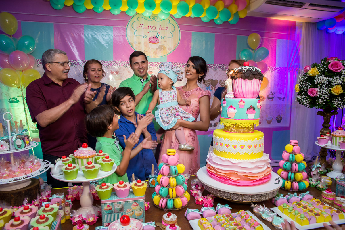 cantando parabéns para a aniversariante