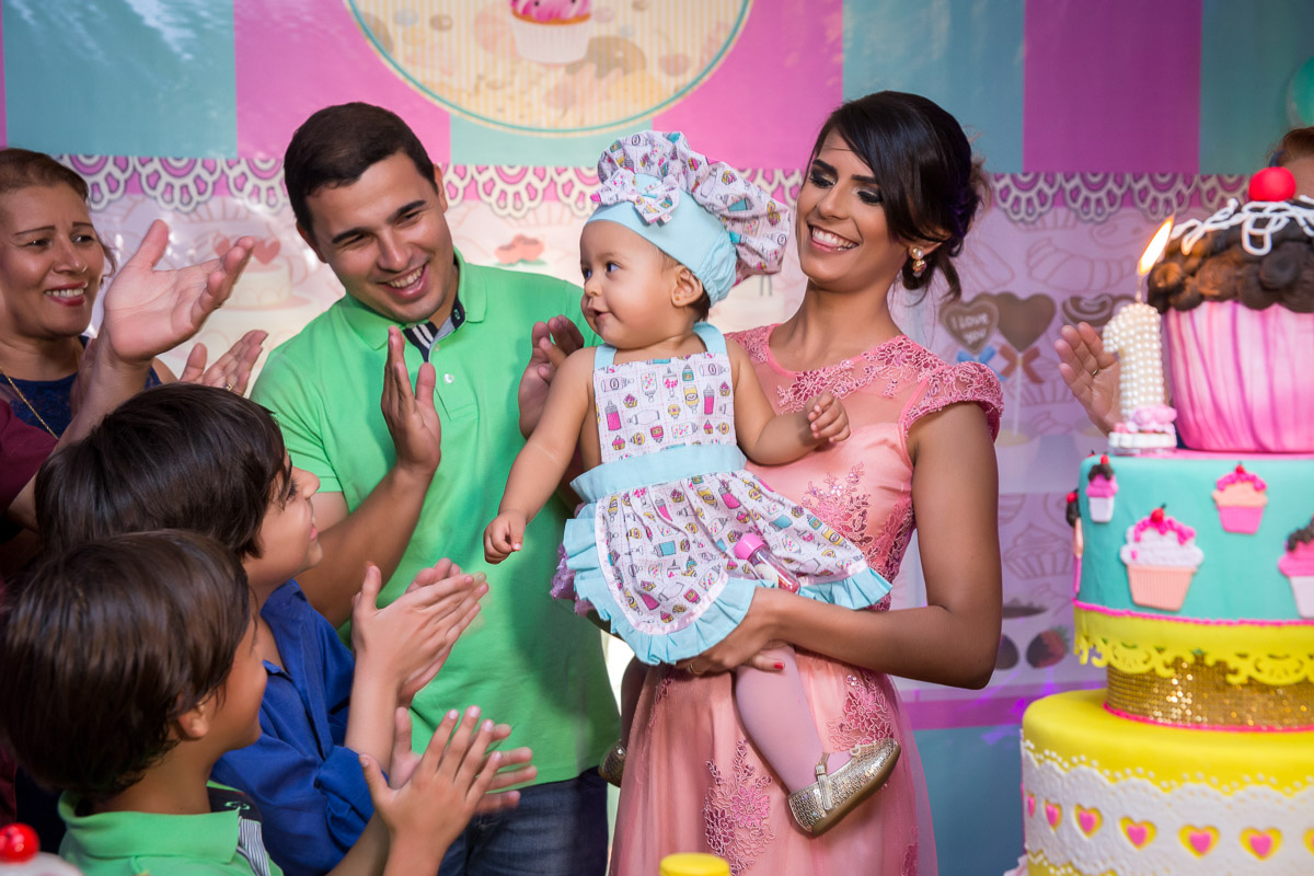 cantando parabéns para a aniversariante