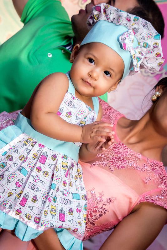 cantando parabéns para a aniversariante