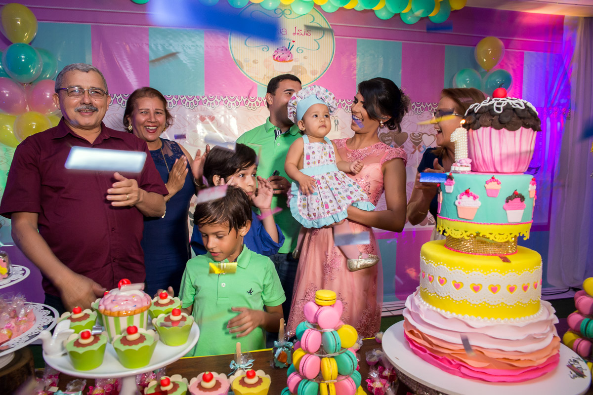 cantando parabéns para a aniversariante