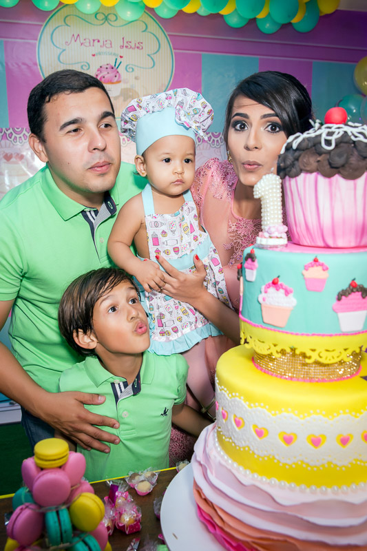 pais apagando a vela após os parabéns