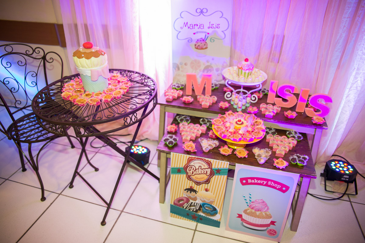 mesa de doces na entrada da festa