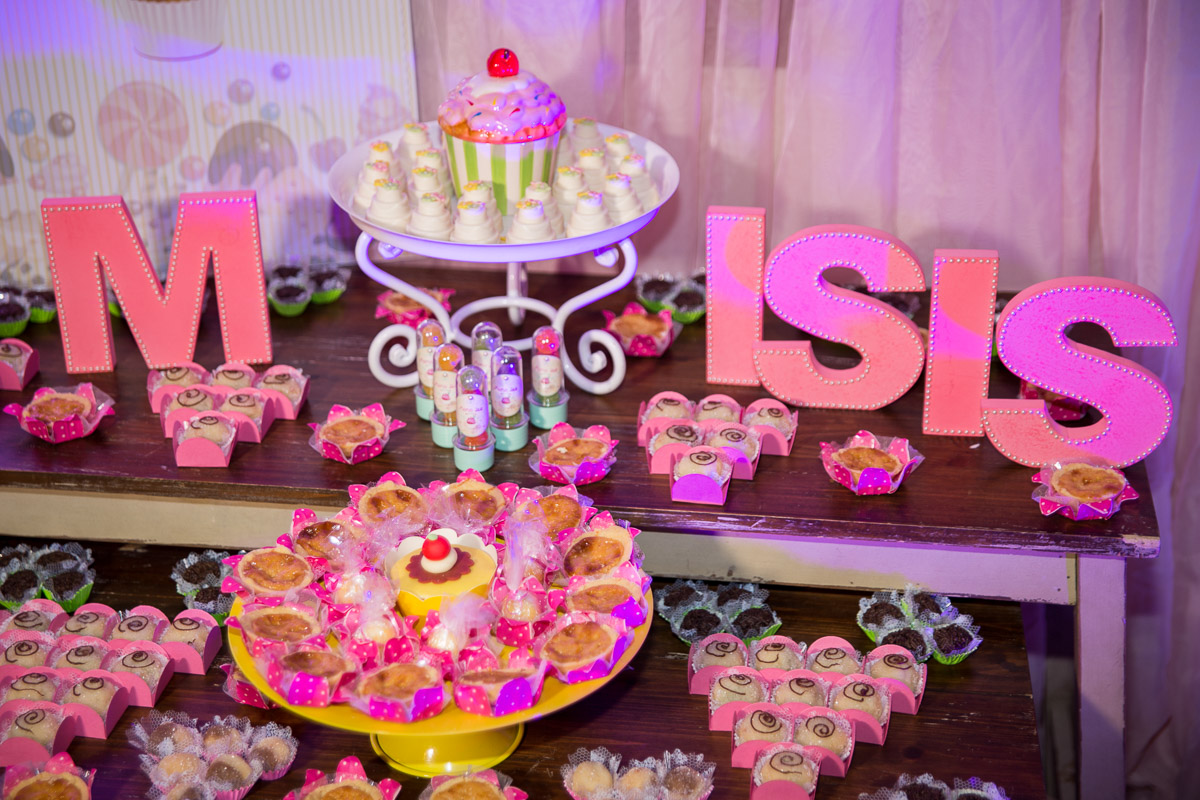 mesa de doces na entrada da festa
