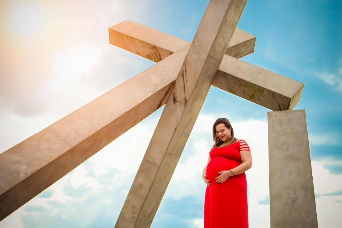 gestante perto da cruz no pelourinho em salvador com mãos na barriga