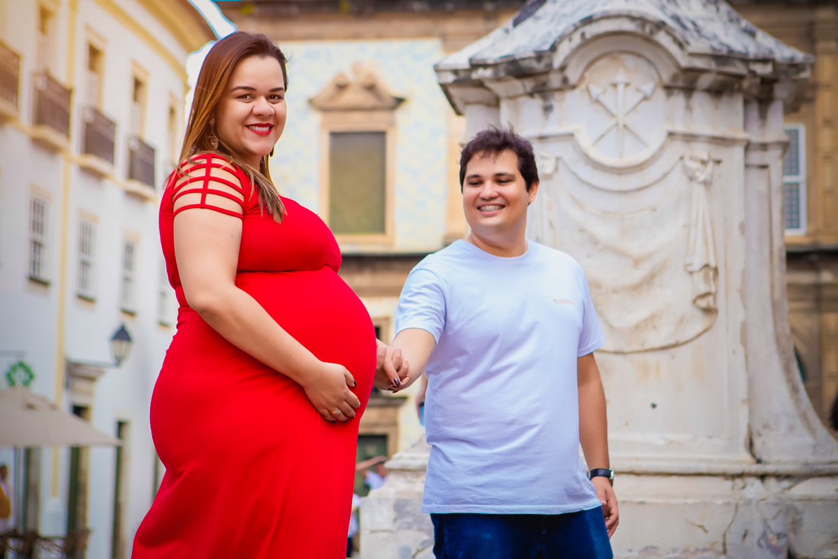 mae com mão na barriga e segurando mão do pai nas ruas do pelourinho em salvador.