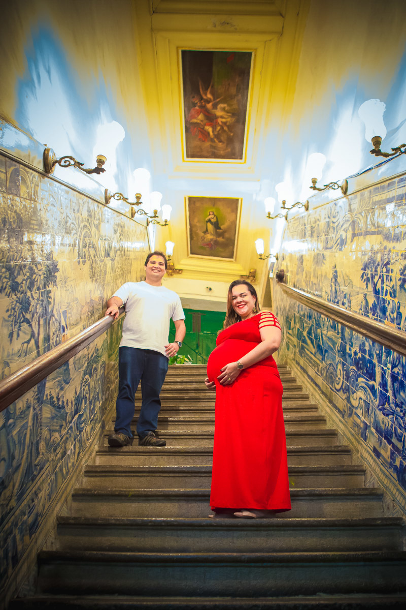 Pais na escada dentro da igreja São Francisco no pelourinho em salvador.