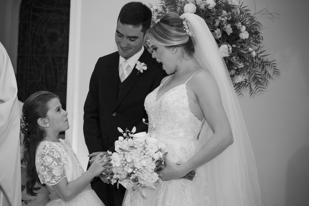 Celebração do casamento na Igreja Santa Terezinha, daminha conversa com noivos.
