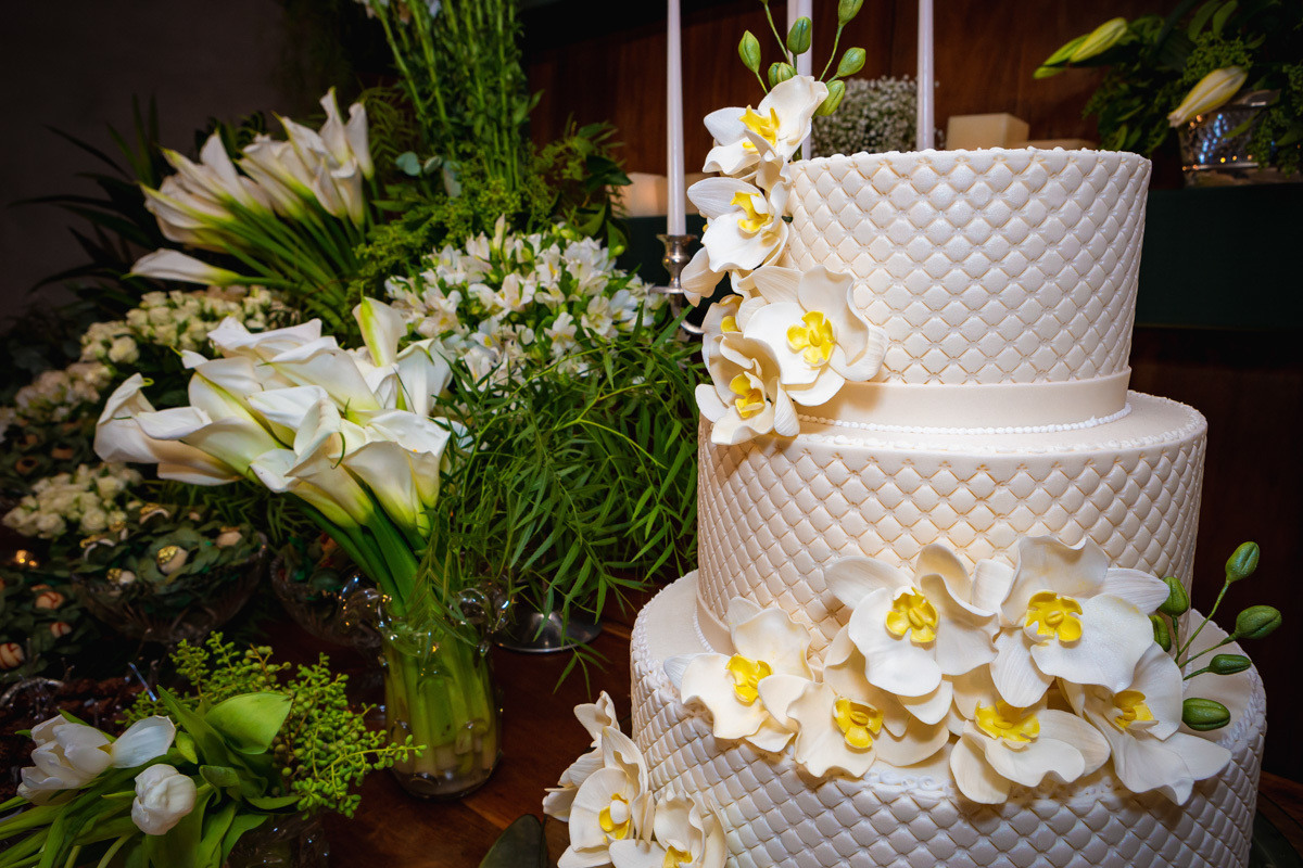 bolo e decoração do casamento na recepção do Yolla Gourmet