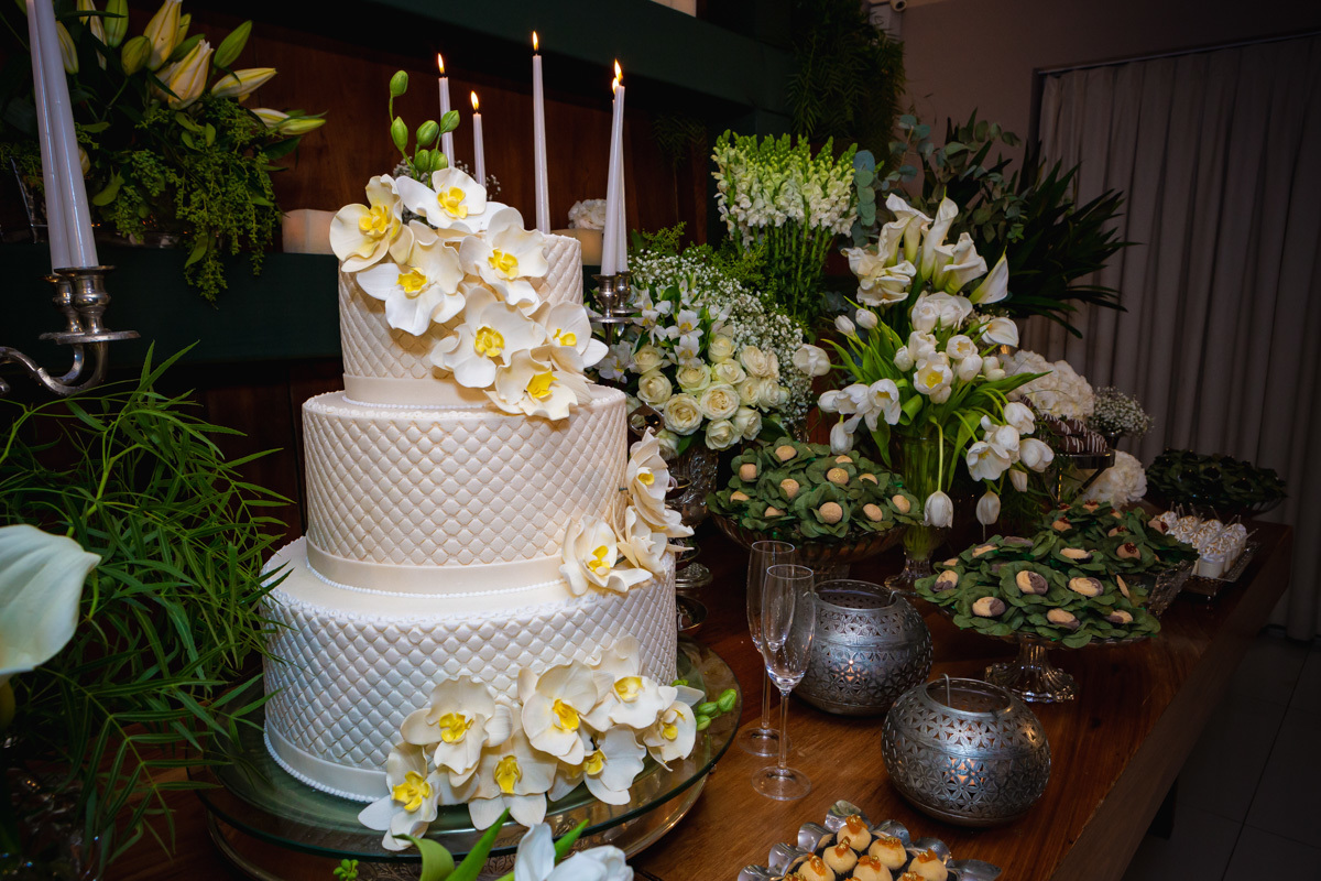 bolo e decoração do casamento na recepção do Yolla Gourmet