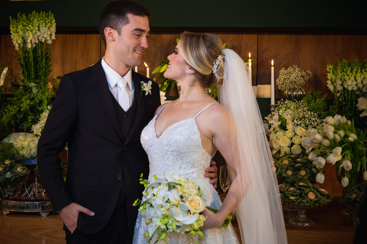 Noivos posam se olhando.