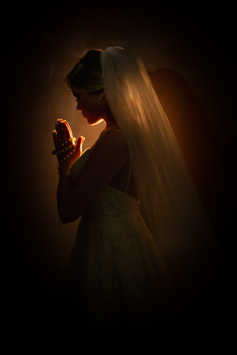 noiva segurando terço nas mãos em sinal de oração