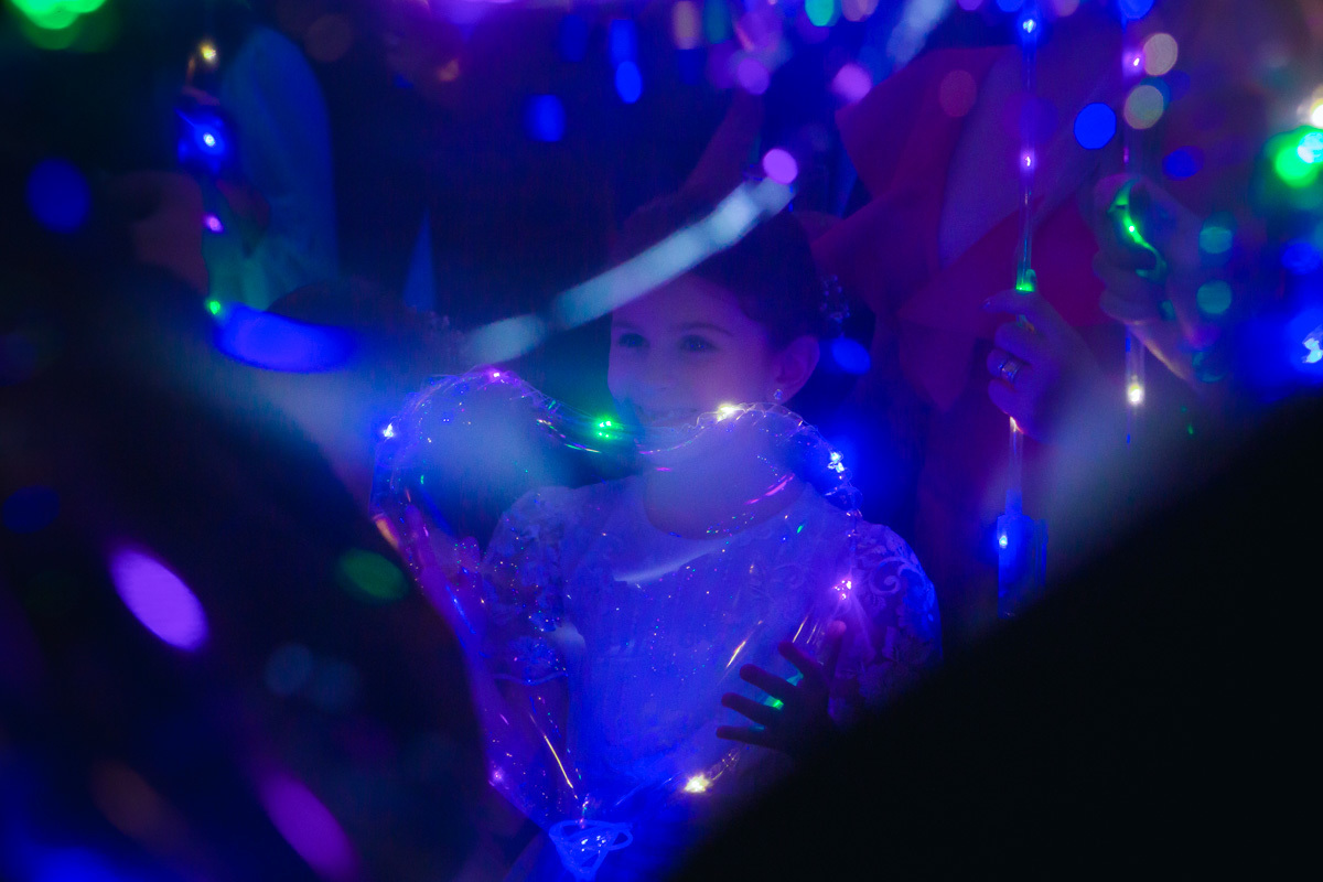 daminha segurando balão colorido