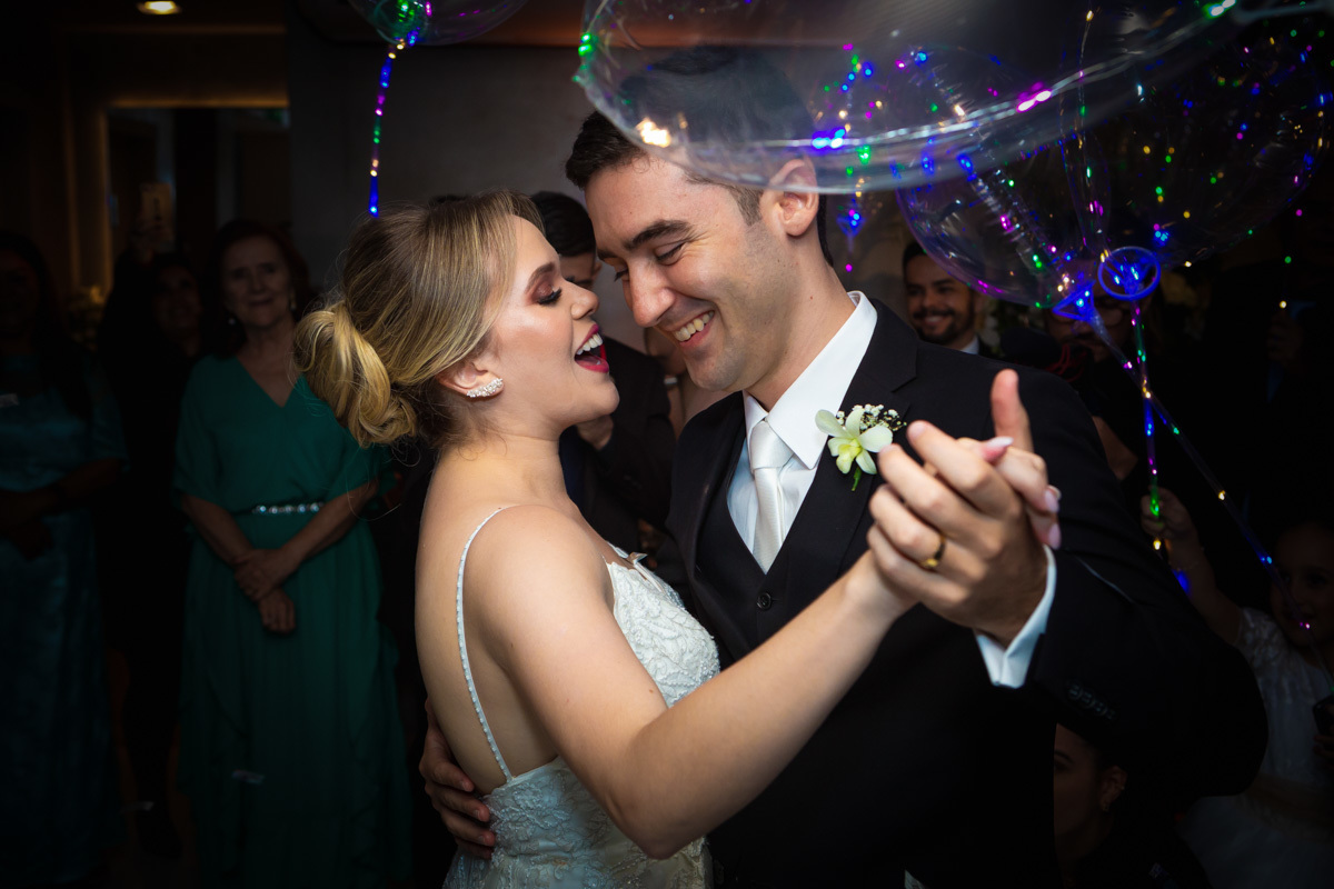 noivos dançando e sorrindo