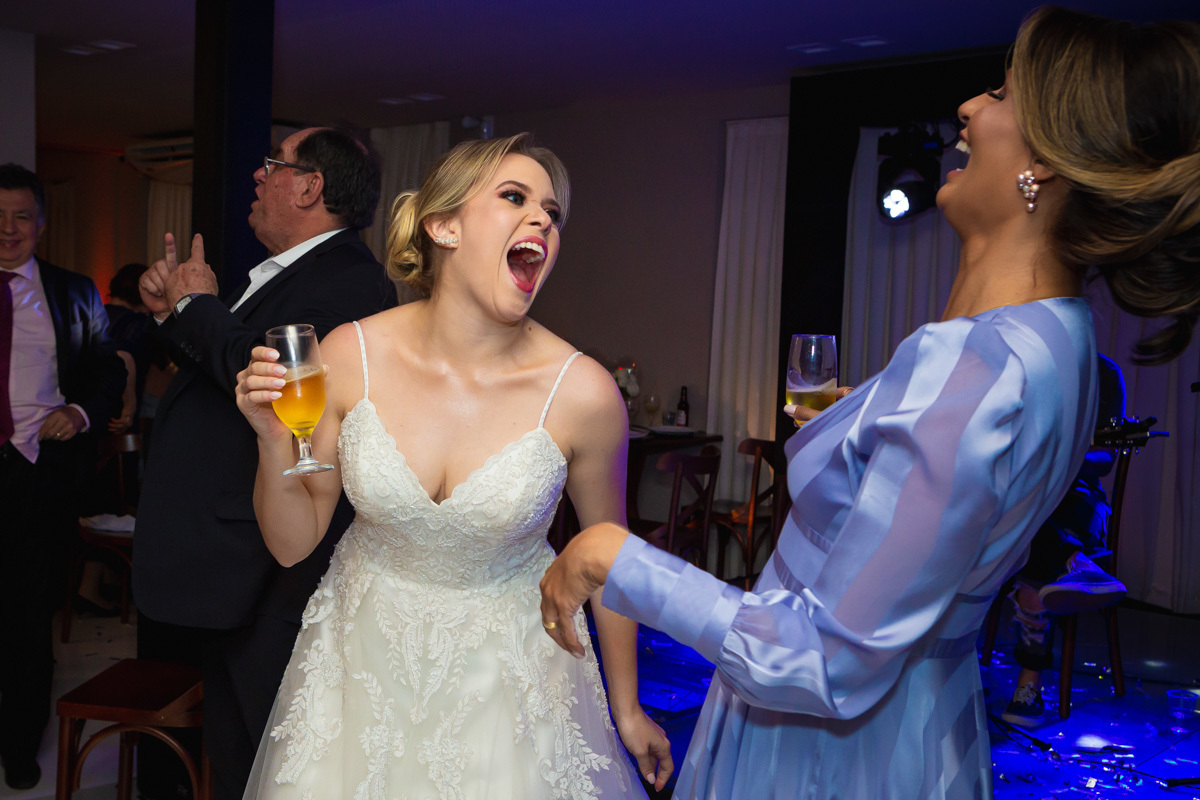 noiva e amiga sorrindo