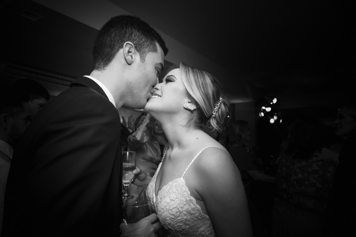 noiva beijando o noivo