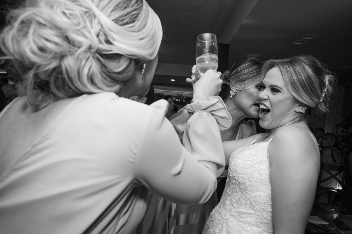 amigas brindando com a noiva