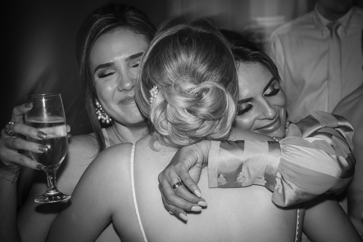 amiga da noiva e cunhada se abraçando