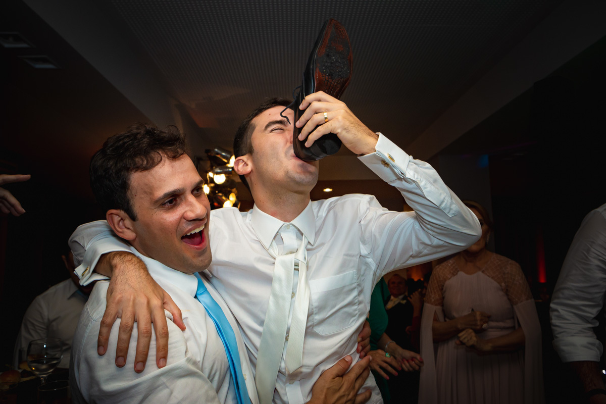 noivo bebendo whisky direto do sapato