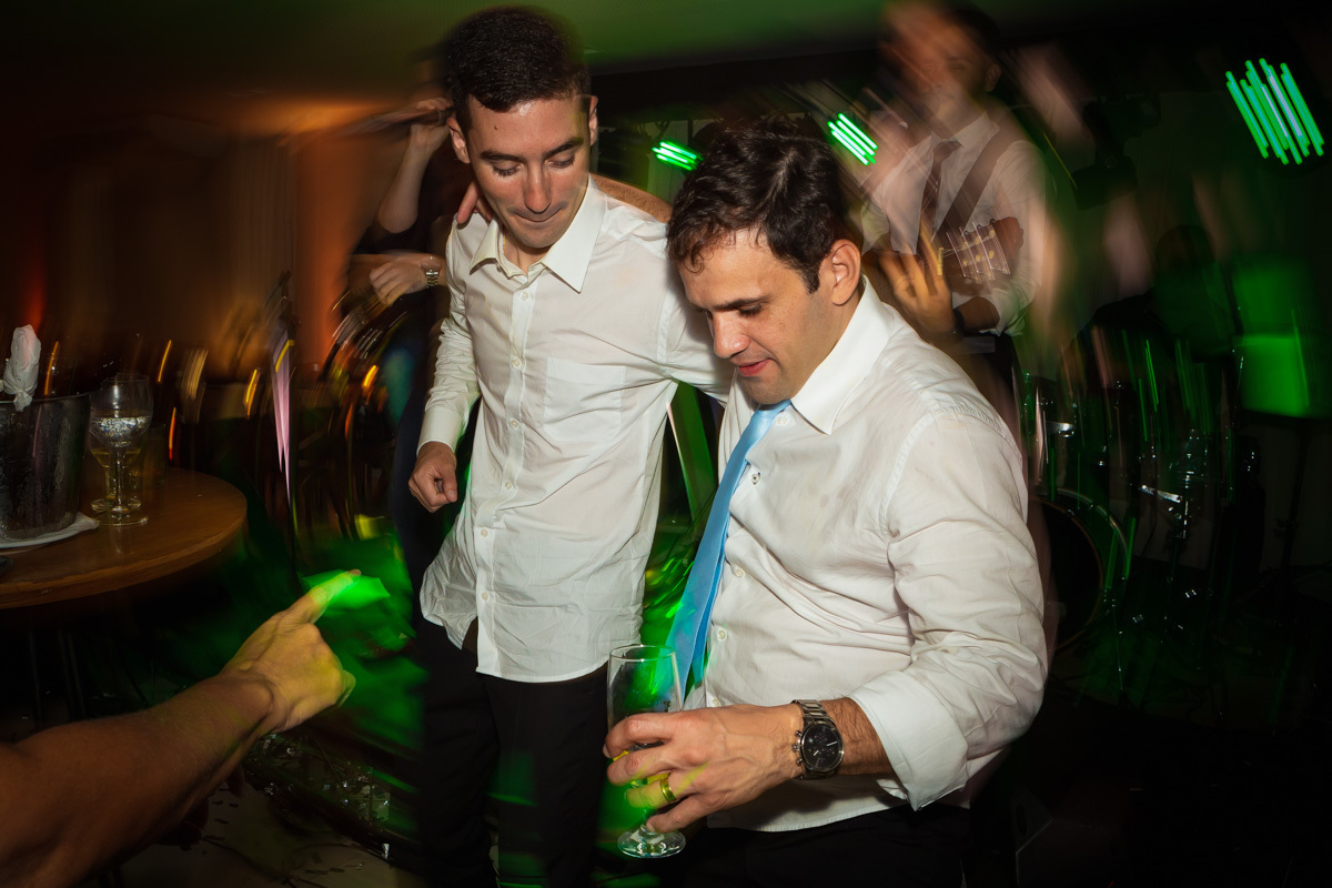 noivo e cunhado dançando.