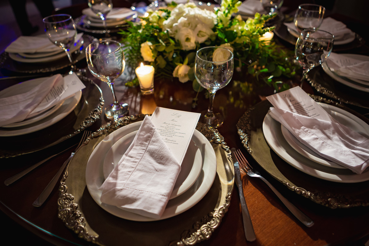 detalhes da mesa da noiva do casamento na recepção do Yolla Gourmet