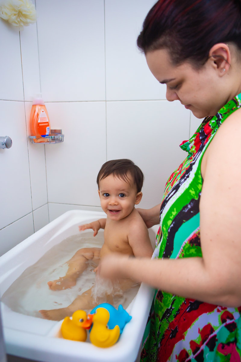 ensaio em familia em casa em salvador, criança tomando banho na banheira e rindo