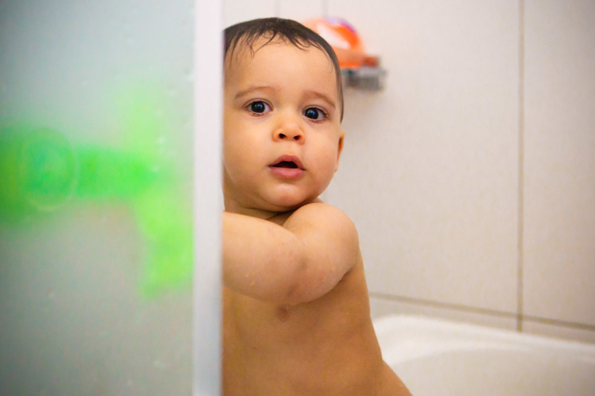 ensaio em familia em casa em salvador, criança tomando banho na banheira