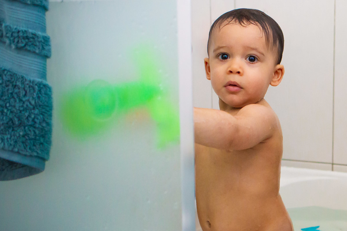 ensaio em familia em casa em salvador, criança tomando banho na banheira