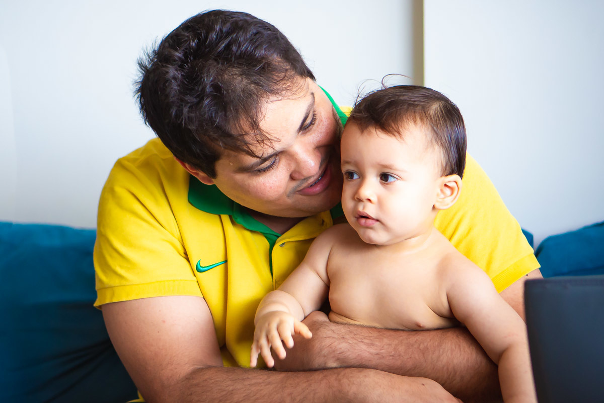 ensaio em familia em casa em salvador, menino no colo do pai