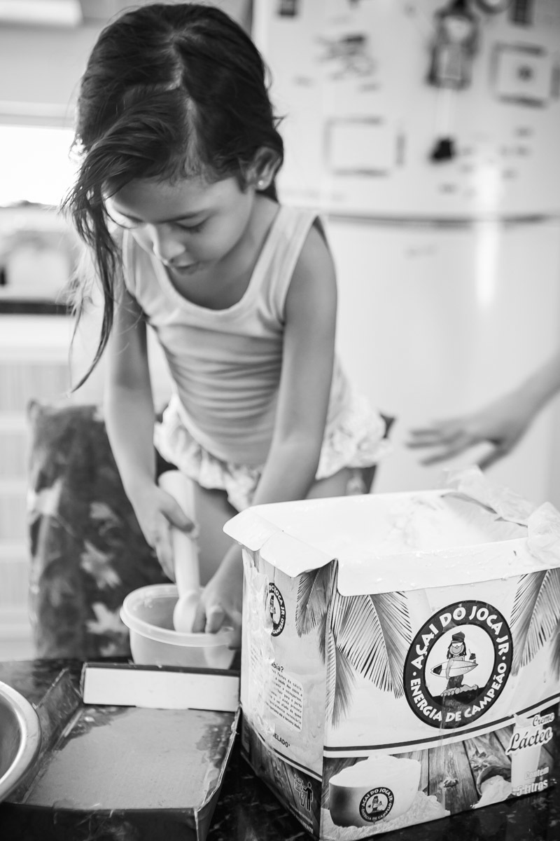 criança colocando açai dentro de pote