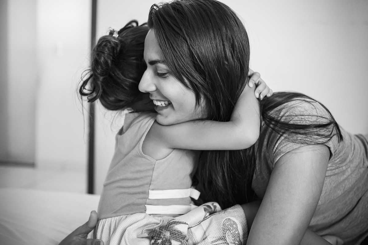 filha abraçando mãe