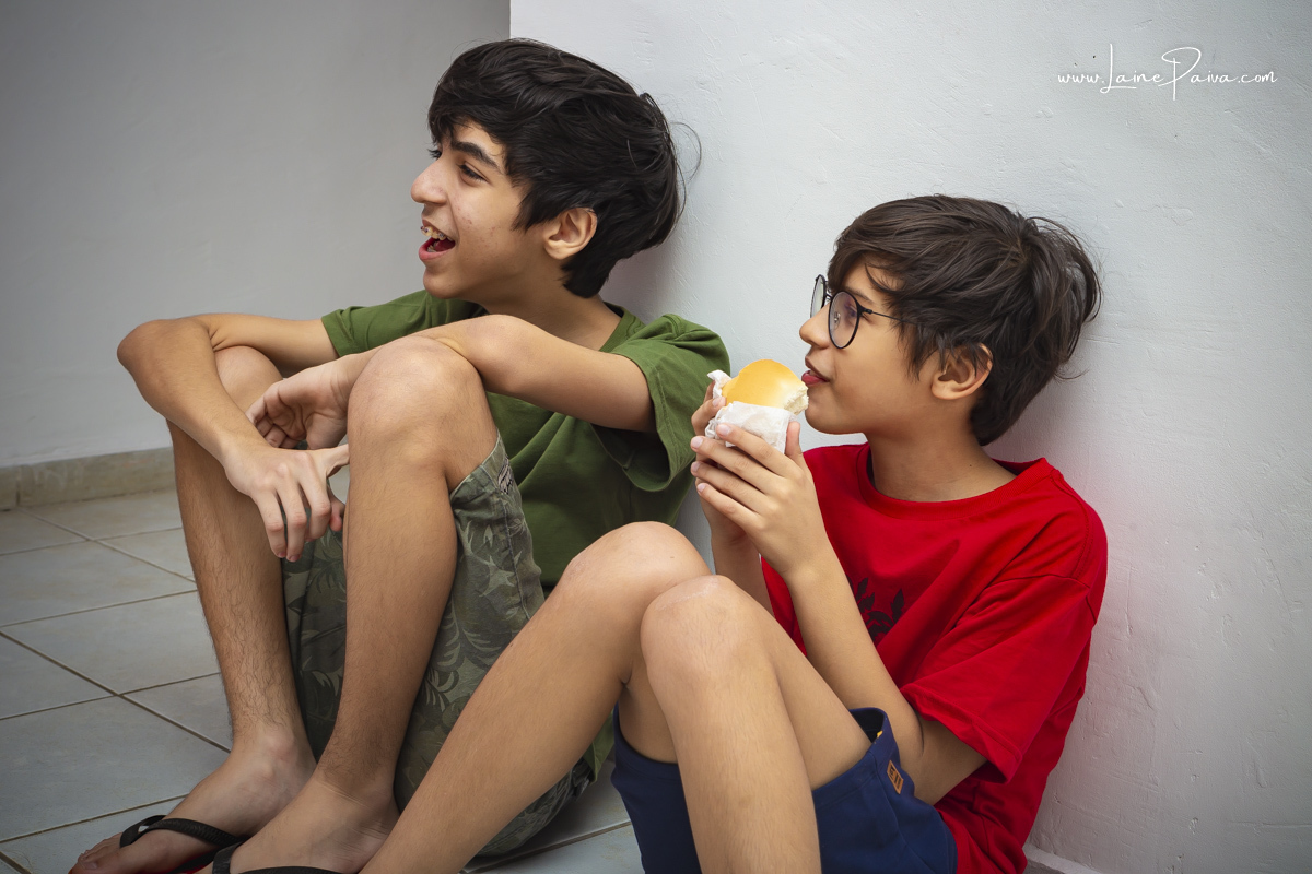 meninos sentados no chão comendo em aniversário