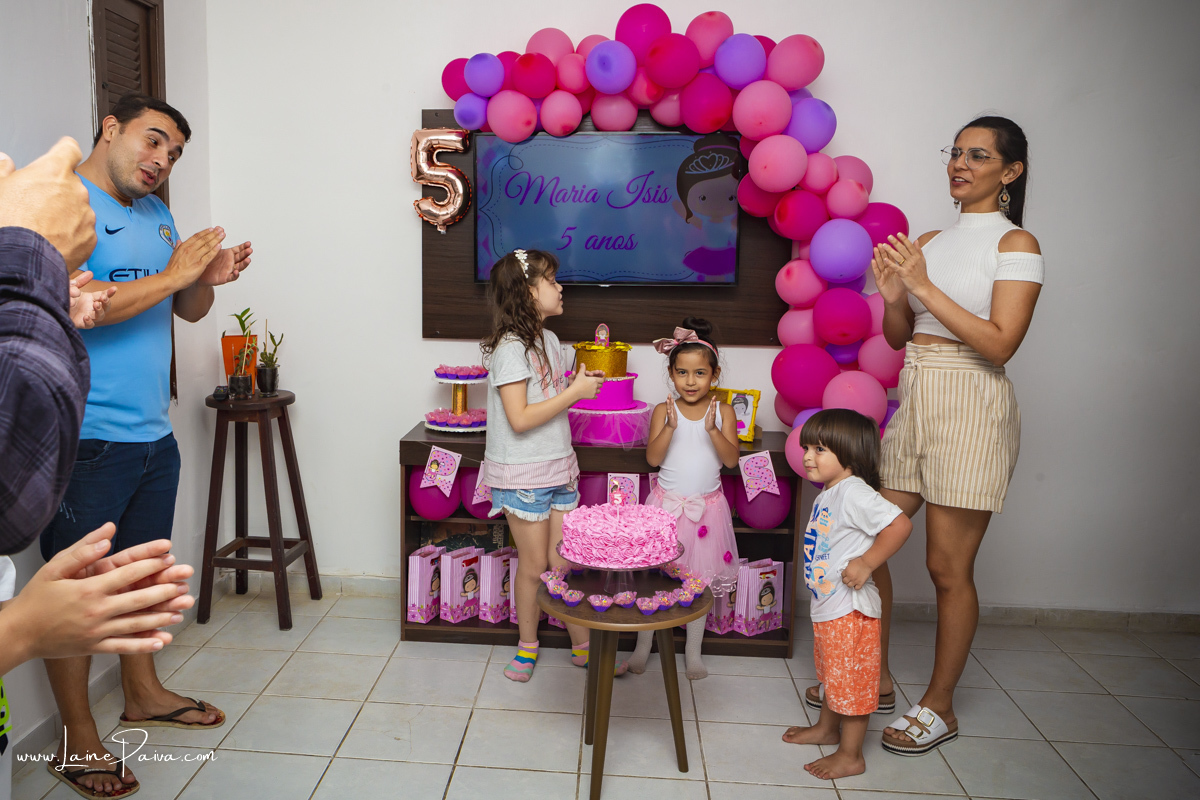 familia cantando parabens para menina em aniversário