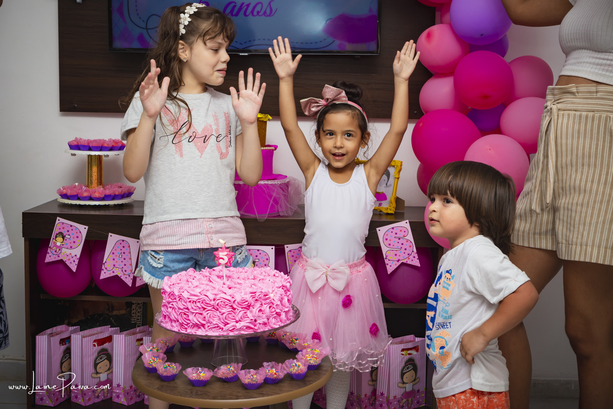 aniversariante com primos cantando parabéns em seu aniversário