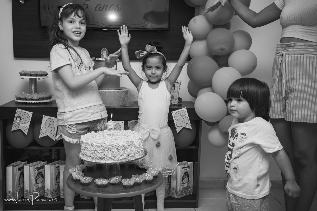 aniversariante com primos cantando parabéns em seu aniversário