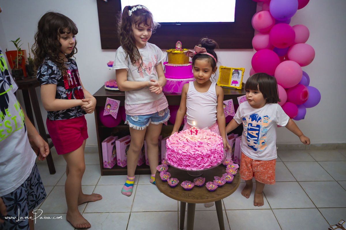aniversariante com primos cantando parabéns em seu aniversário