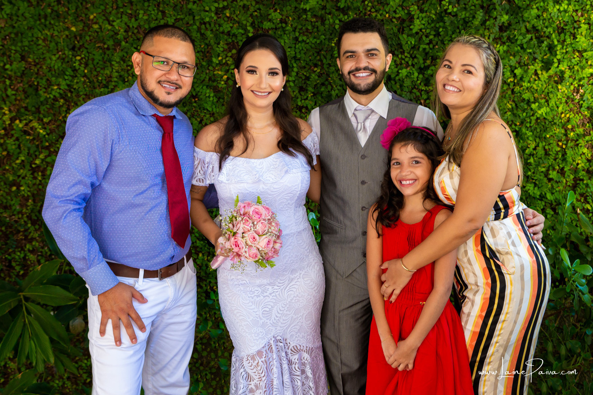 noivo com padrinhos e criança em casamento civil no 4º oficio de notas cartório Cidade Jardim em Natal/RN