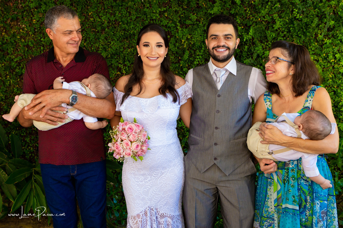 noivos com pais do noivo e filhos em casamento civil no 4º oficio de notas cartório Cidade Jardim em Natal/RN