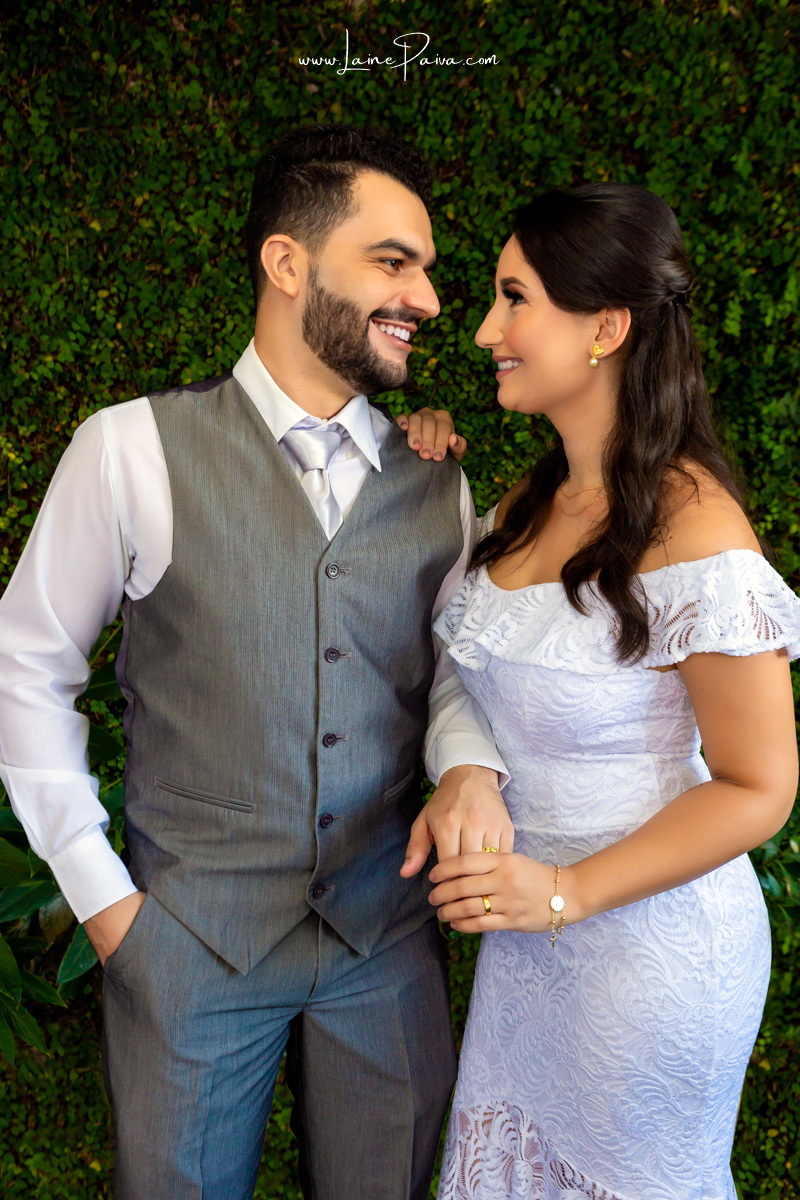 noivos abraçados e se olhando em casamento civil no 4º oficio de notas cartório CIdade Jardim em Natal/RN