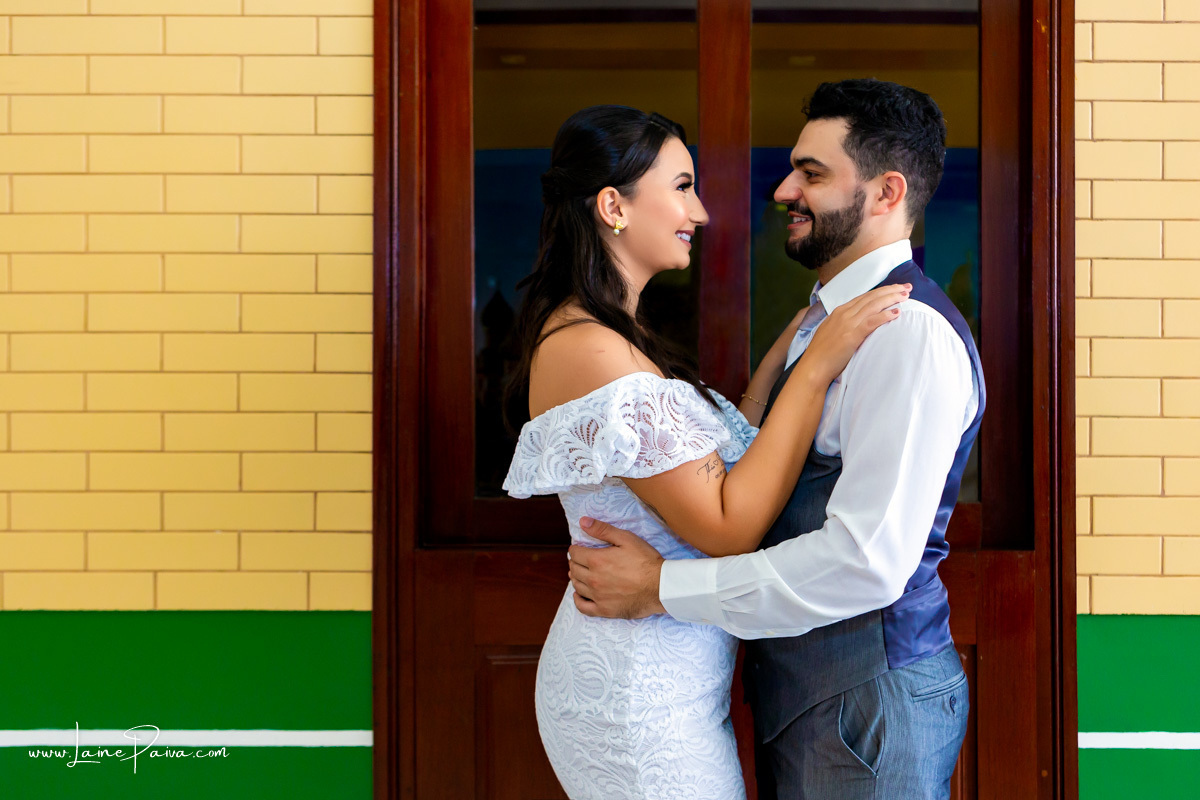 noivos de frente um para o outro se olhando e sorrindo em casamento civil no 4º oficio de notas cartório CIdade Jardim em Natal/RN