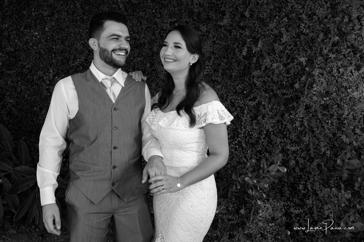 noivos abraçados e sorrindo em casamento civil no 4º oficio de notas cartório CIdade Jardim em Natal/RN