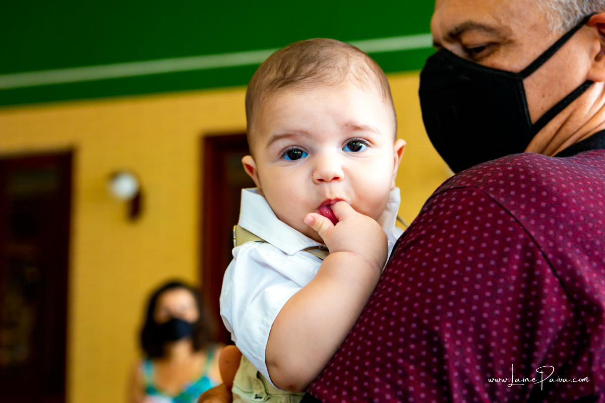 criança no colo do avô e com dedo na boca em casamento civil no 4º oficio de notas cartório CIdade Jardim em Natal/RN