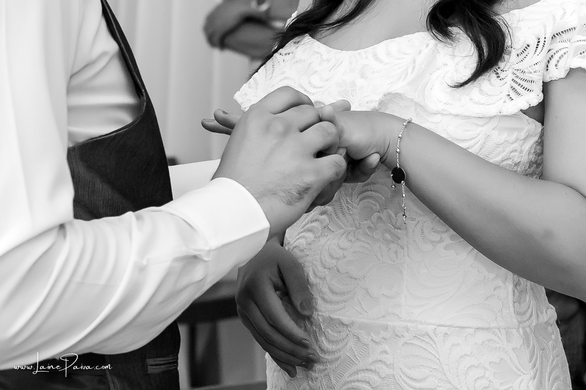 homem colocando aliança no dedo de sua esposa em casamento civil no 4º oficio de notas cartório Cidade Jardim em Natal/RN