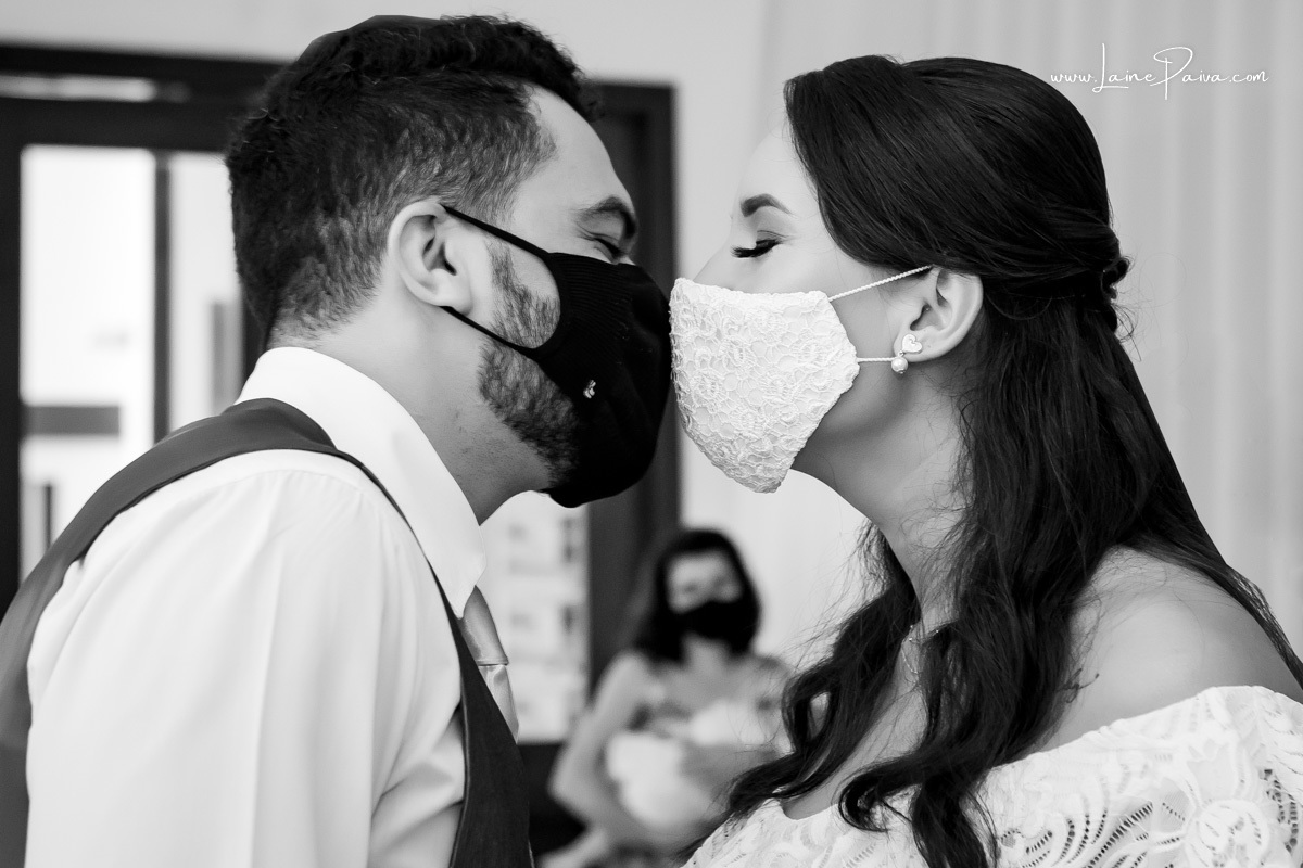 casal se beijando após colocar aliança em casamento civil no 4º oficio de notas cartório Cidade Jardim em Natal/RN