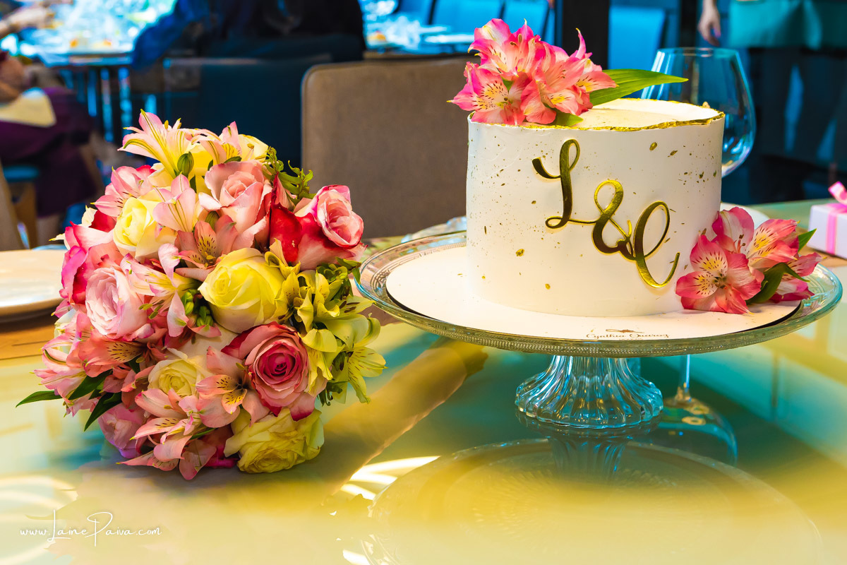 buque e bolo na recepção do casamento civil no Thome Galeria BIstro após casamento no cartório CIdade Jardim em Natal/RN