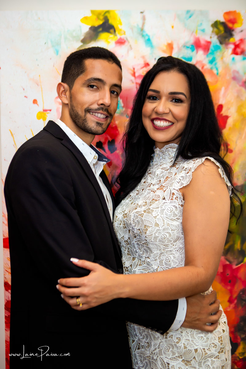 Casal abraçando e sorrindo na recepção do casamento civil no Thome Galeria BIstro após casamento no cartório CIdade Jardim em Natal/RN