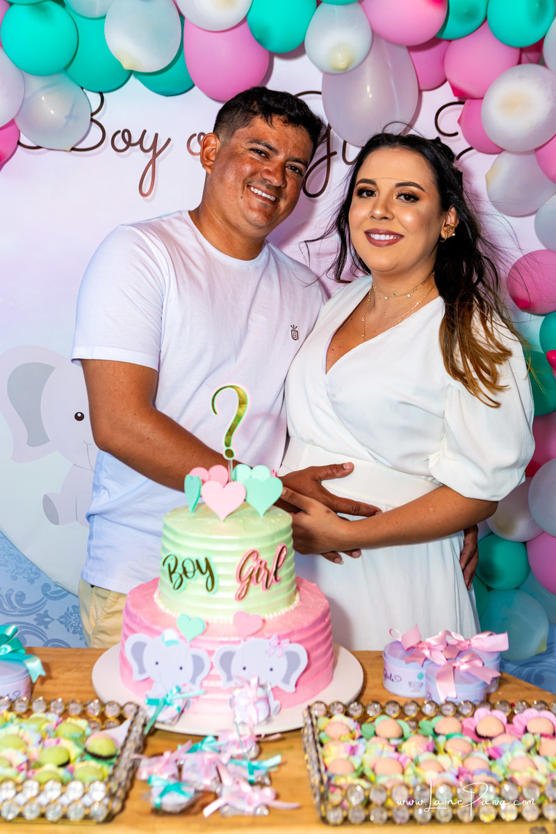 gestante com marido em frente a mesa decorada em chá revelação de sexo de bebe com tema elefante em Natal RN.