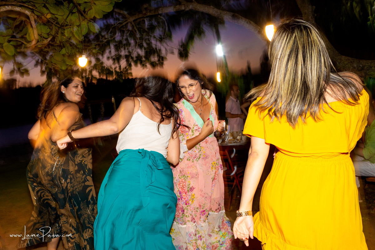 mulher dançando com amigas  em aniversário de 40 anos na Chácara Bela Vista em Parnamirim/RN.
