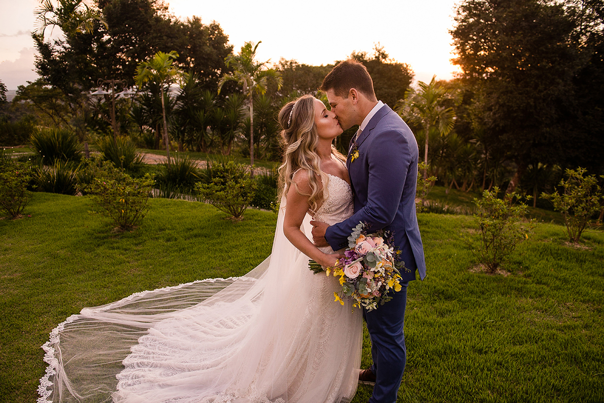 casando em mg, casando em tiradentes, pousada solar da serra, casamento ao ar livre, vestido de noiva diferente, penteado de noiva loira, assessoria luiza nassau, espetacular doceria, banda juju pauline, meet buffet, buque, casamento por do sol, wedding