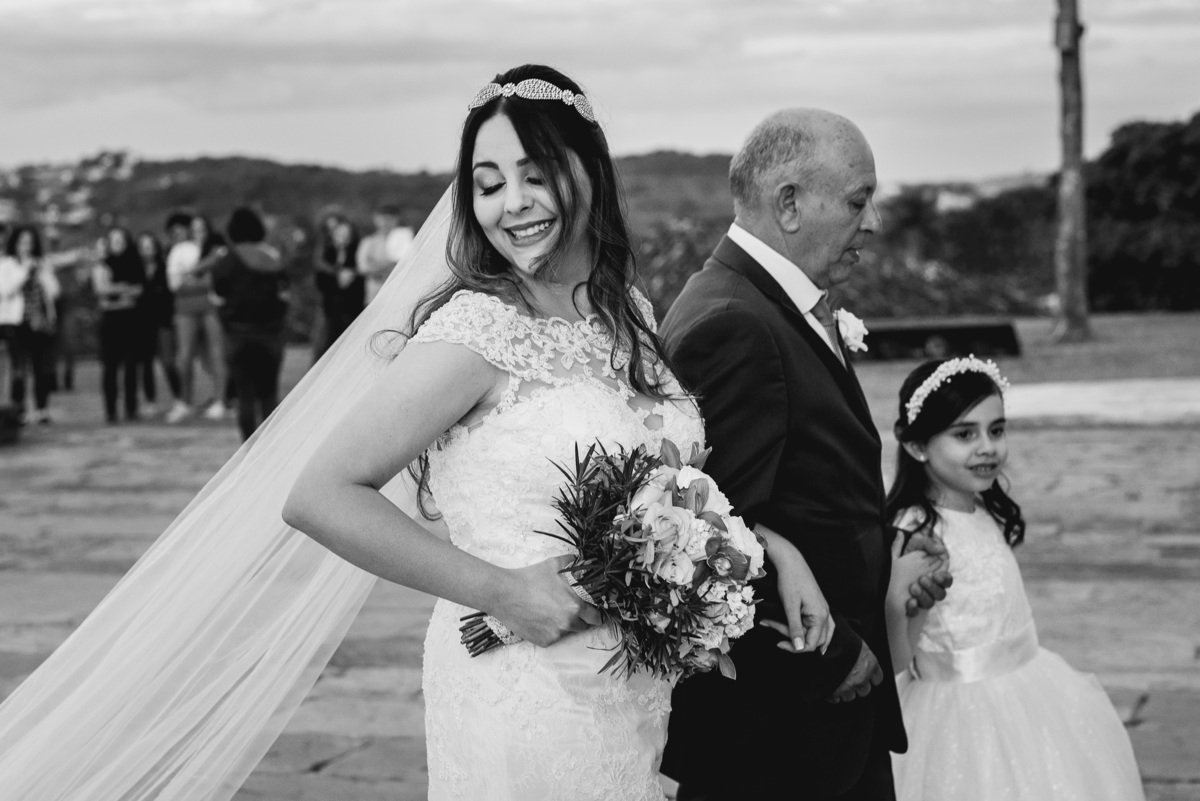 casando em mg, casando em tiradentes, igreja matriz de santo antonio, vestido de noiva, penteado de noiva morena, buque, wedding, making of