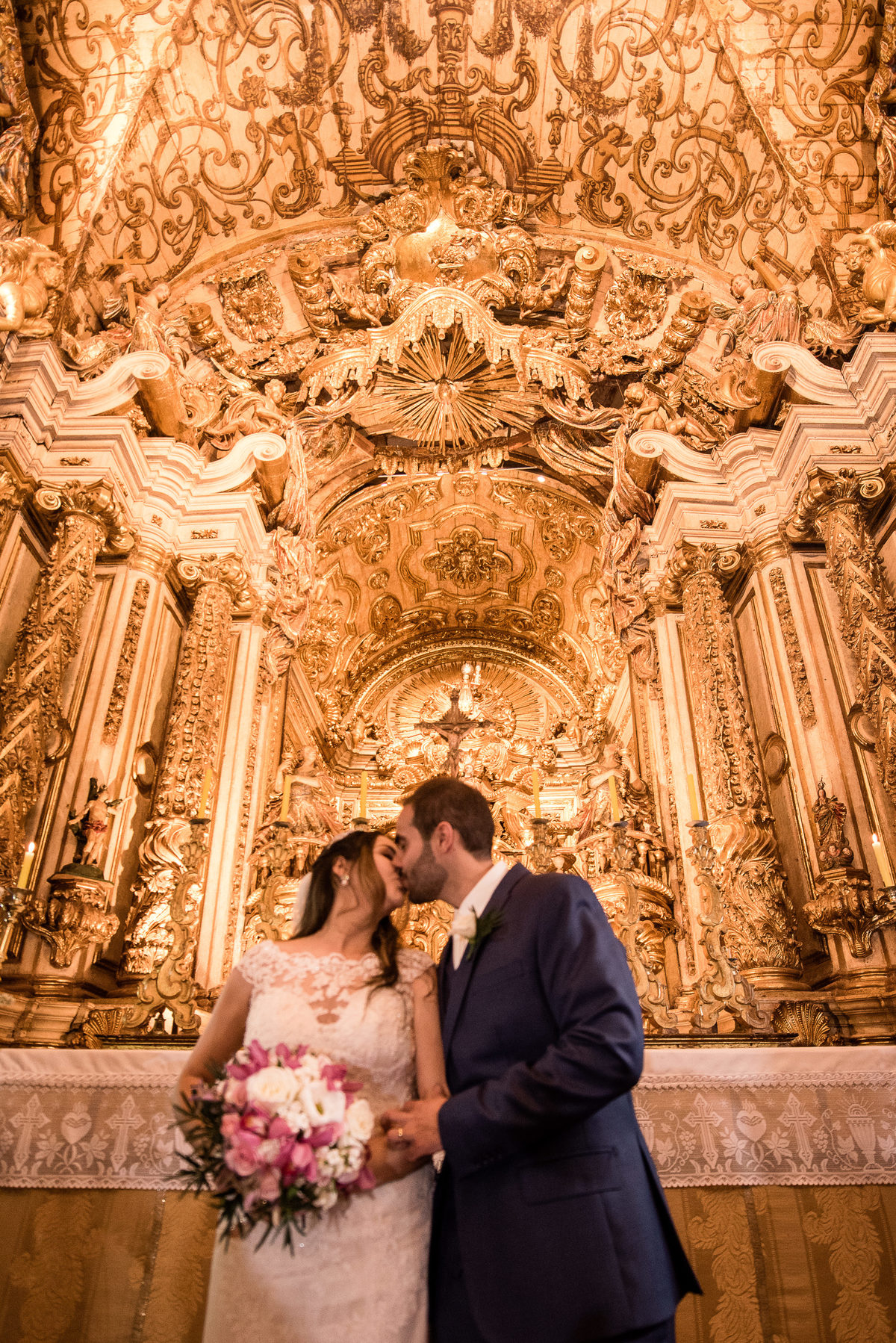 casando em mg, casando em tiradentes, igreja matriz de santo antonio, vestido de noiva, penteado de noiva morena, buque, wedding, making of